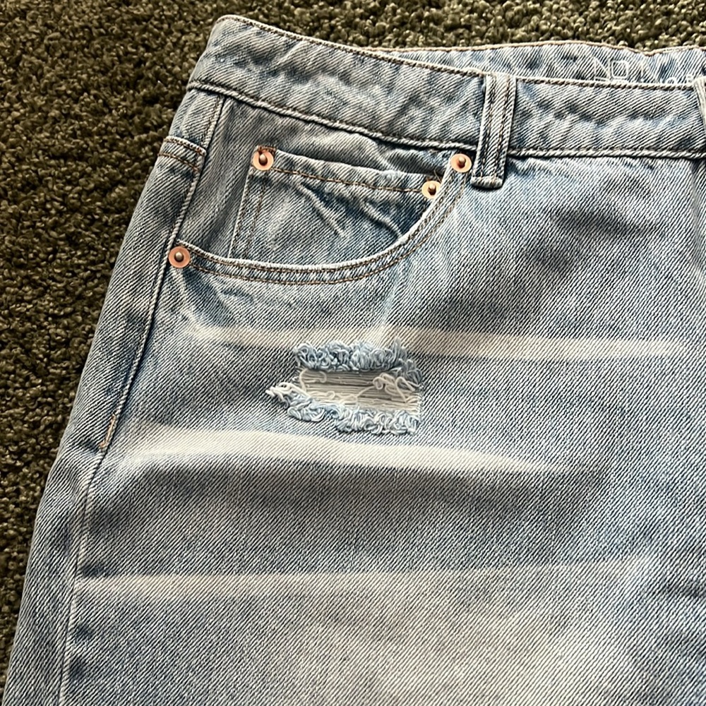 No Boundaries Super High-Rise Slim Straight Lightwash distressed jeans- 17 - Picture 6 of 7